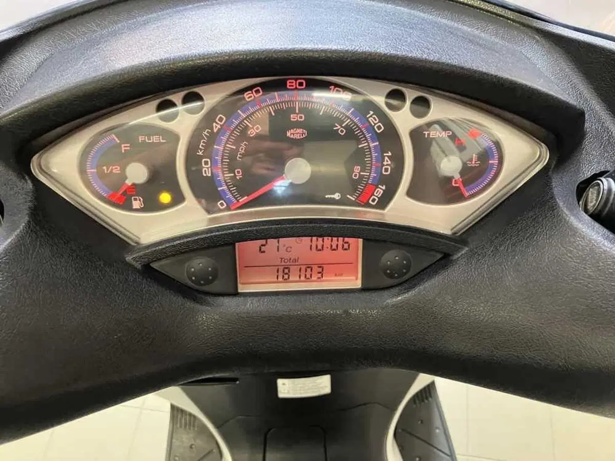 Yamaha X-Max 250 (2005 - 07) (2)