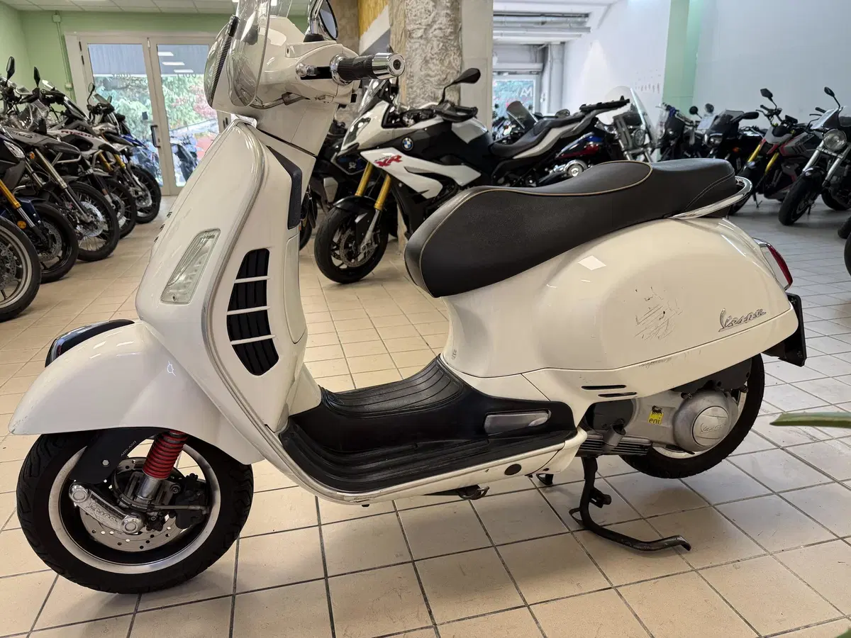 Vespa GTS 300 ABS (2014 - 16) (2)
