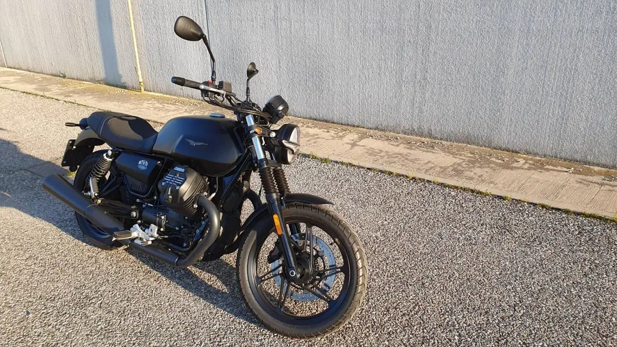 Moto Guzzi V7 Stone (2021 - 24) (2)