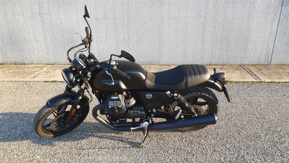 Moto Guzzi V7 Stone (2021 - 24) (3)
