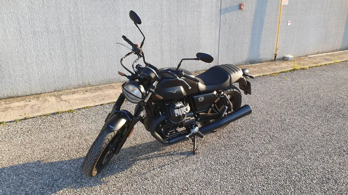 Moto Guzzi V7 Stone (2021 - 24) (4)