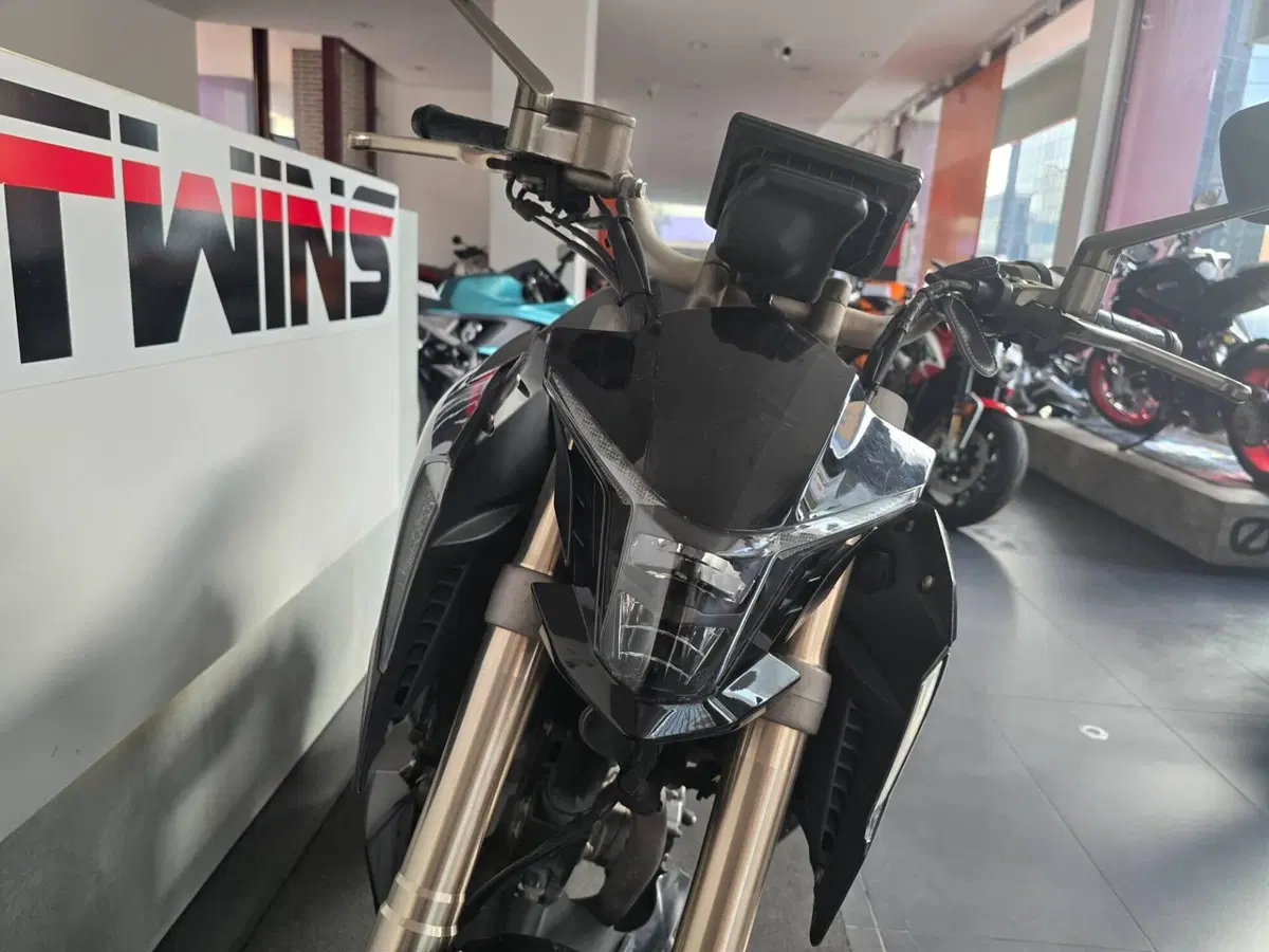 Zontes ZT310-R1 (2022 - 23) (10)