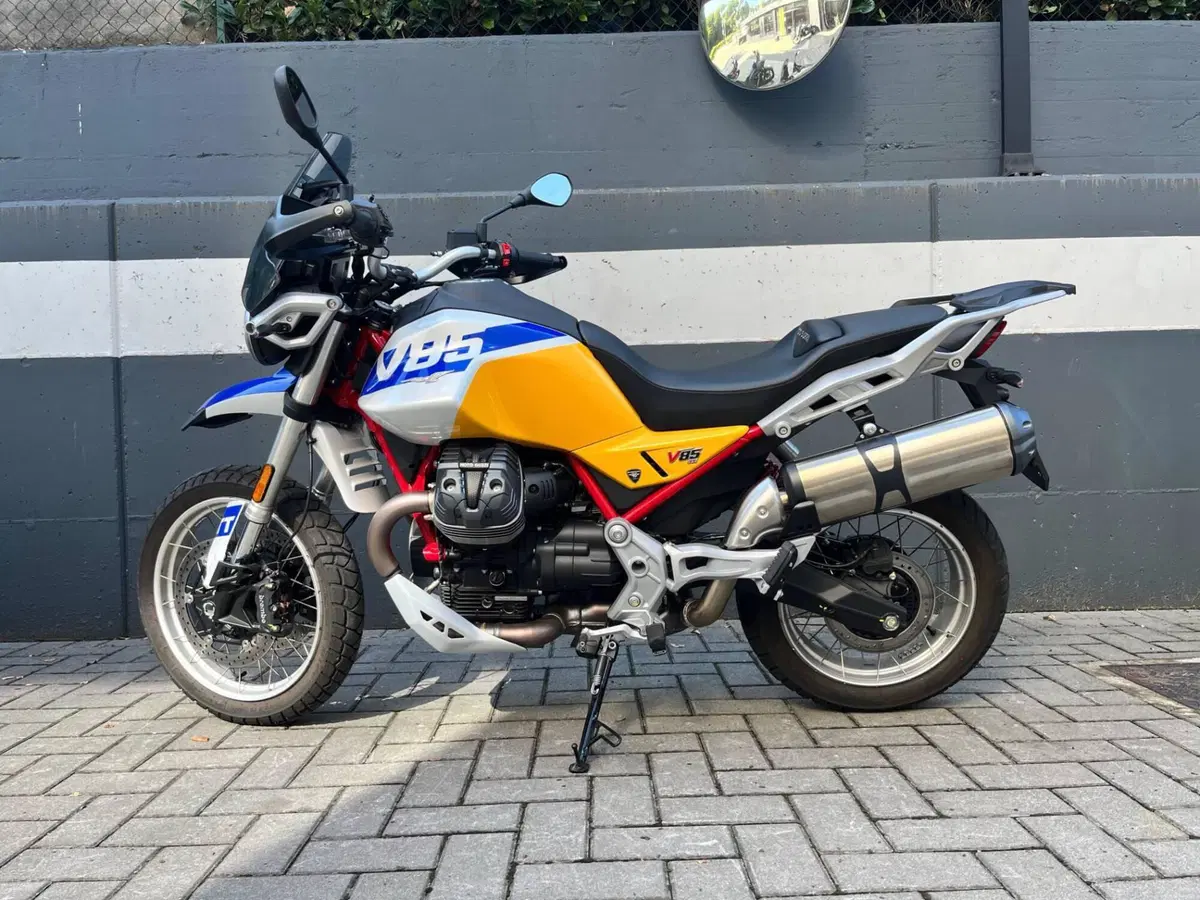 Moto Guzzi V85 TT (2024 - 26) (2)