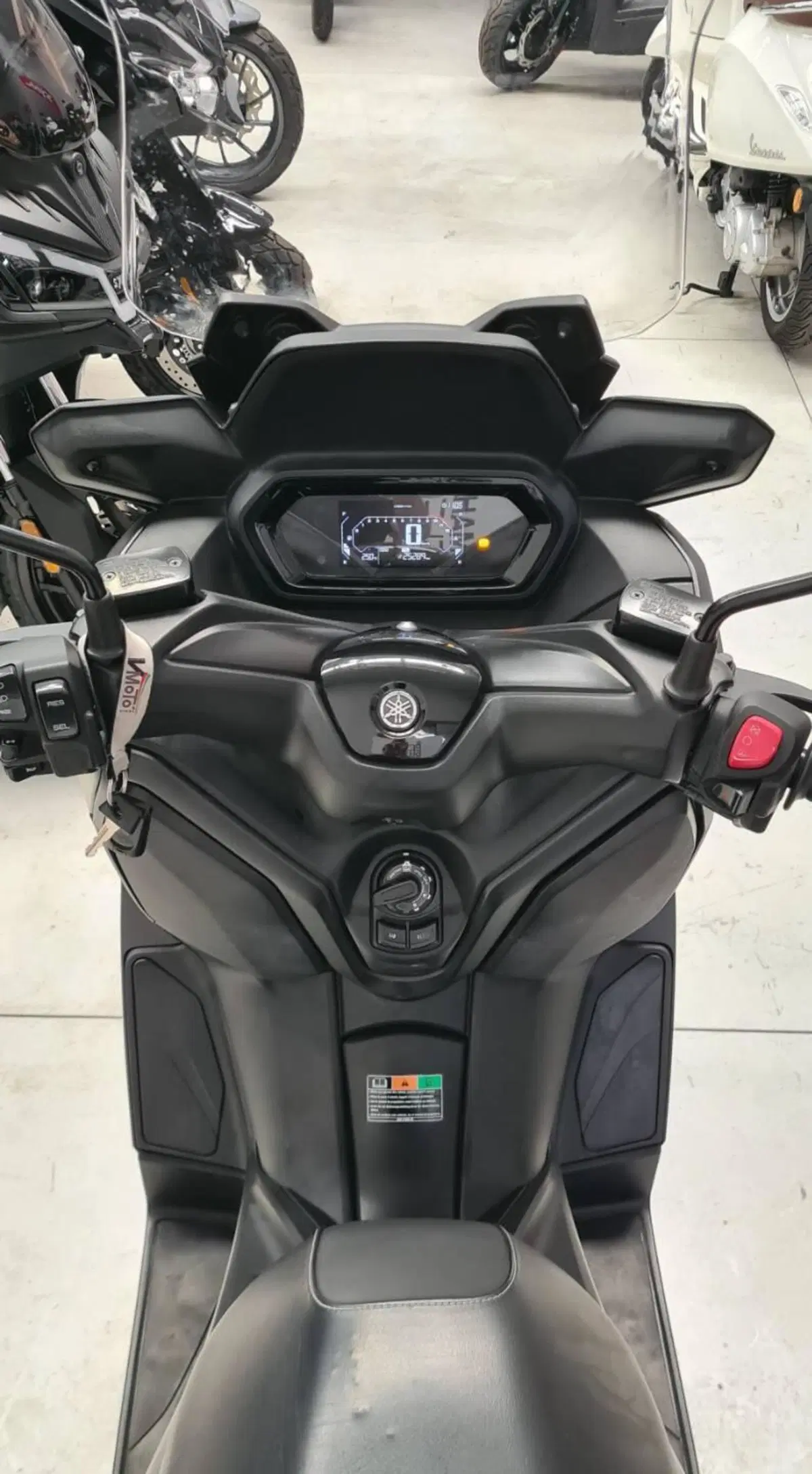 Yamaha X-Max 300 (2021 - 24) (4)