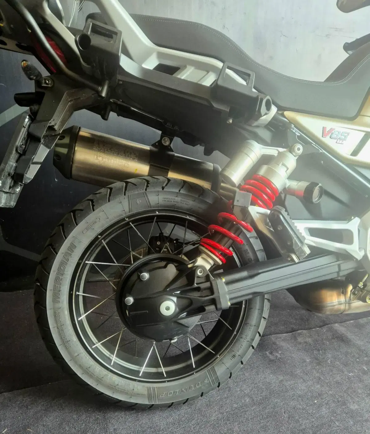 Moto Guzzi V85 TT Travel (2024 - 26) (10)