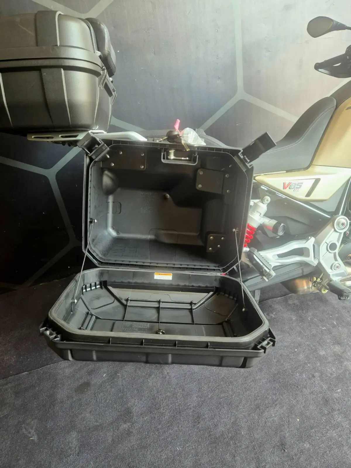 Moto Guzzi V85 TT Travel (2024 - 26) (12)
