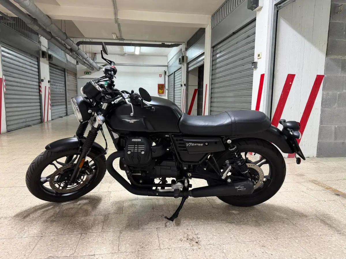 Moto Guzzi V7 III Stone Night Pack (2019 - 20)
