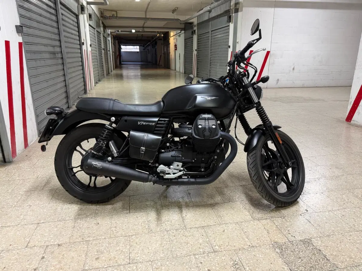 Moto Guzzi V7 III Stone Night Pack (2019 - 20) (2)