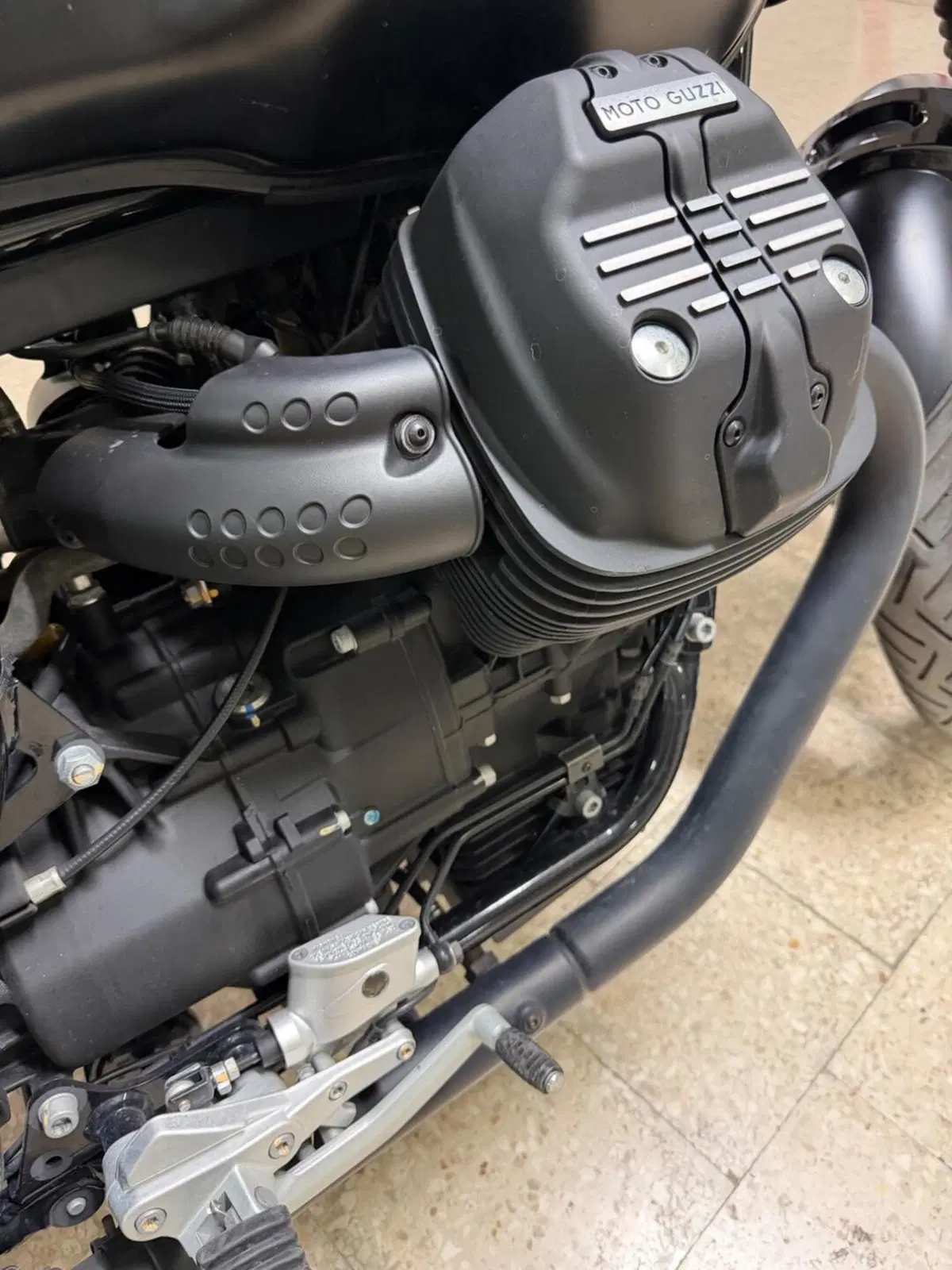 Moto Guzzi V7 III Stone Night Pack (2019 - 20) (8)