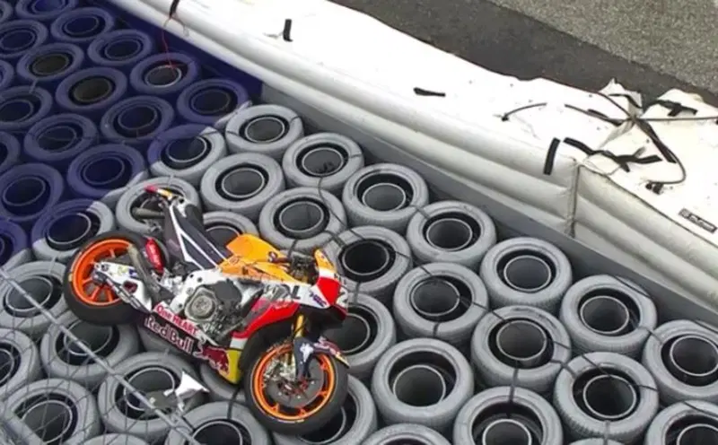 La moto di Pedrosa dopo aver impattato sulle protezioni
