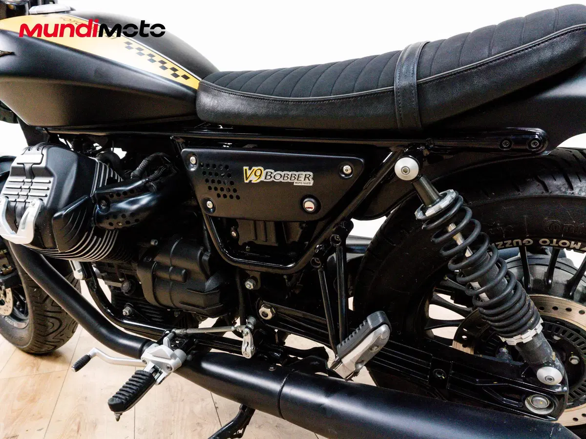 Moto Guzzi V9 Bobber (2016 - 18) (10)