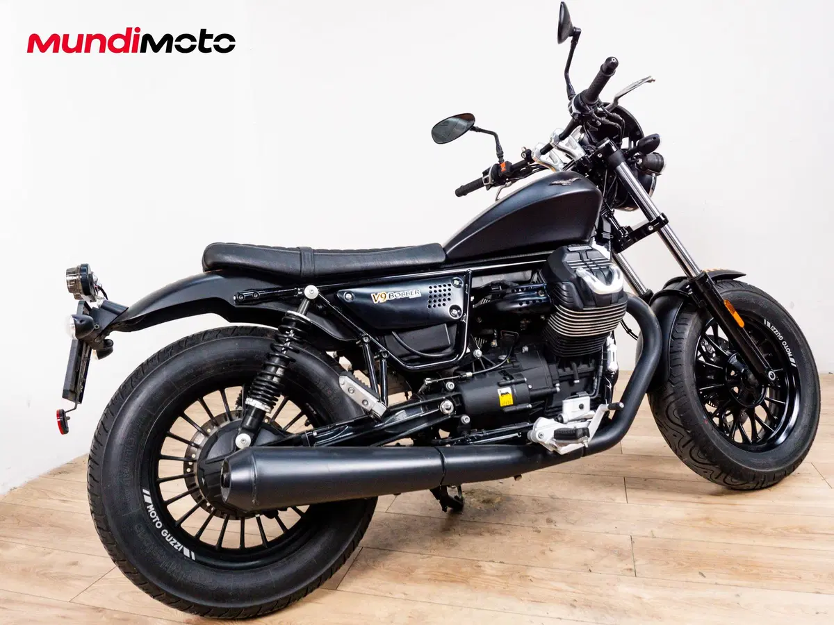 Moto Guzzi V9 Bobber (2016 - 18) (3)