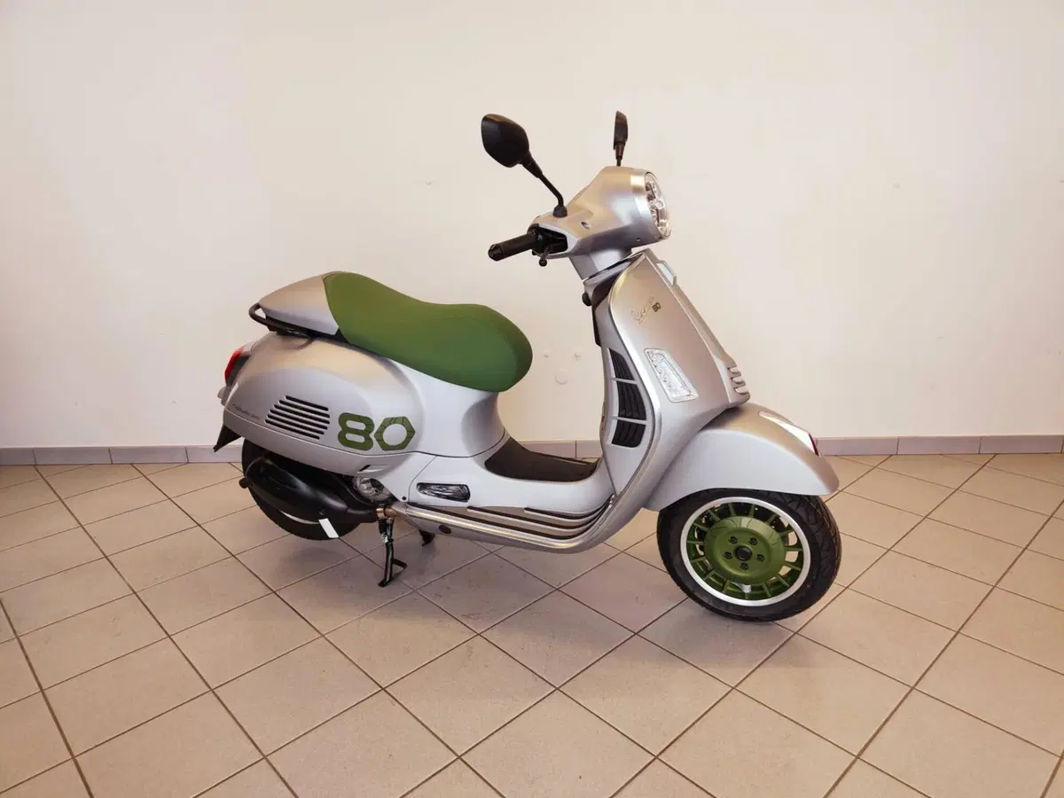Vespa GTS 310 Edizione Ottantesimo (2026) (5)