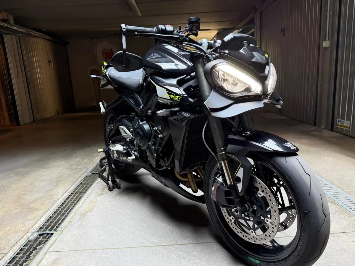 Triumph Street Triple 765 RS (2023 - 26) (2)