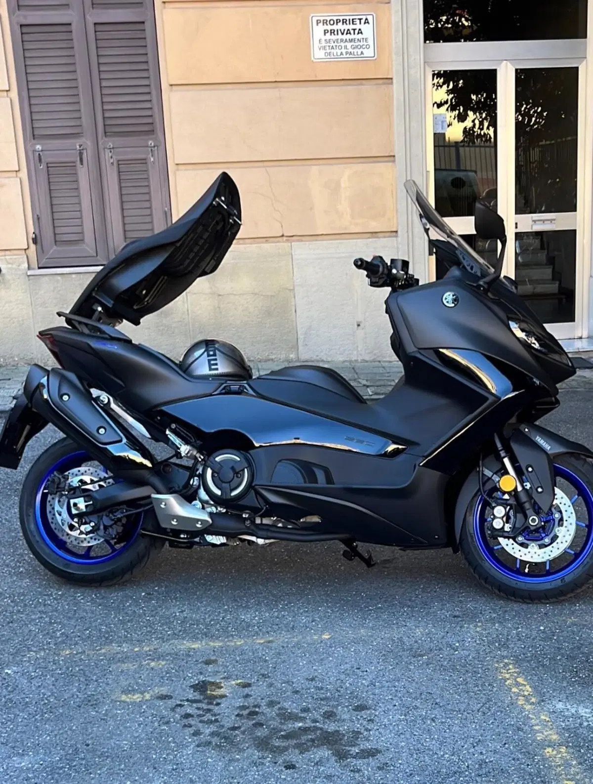 Yamaha T-Max 560 (2022 - 24) (4)