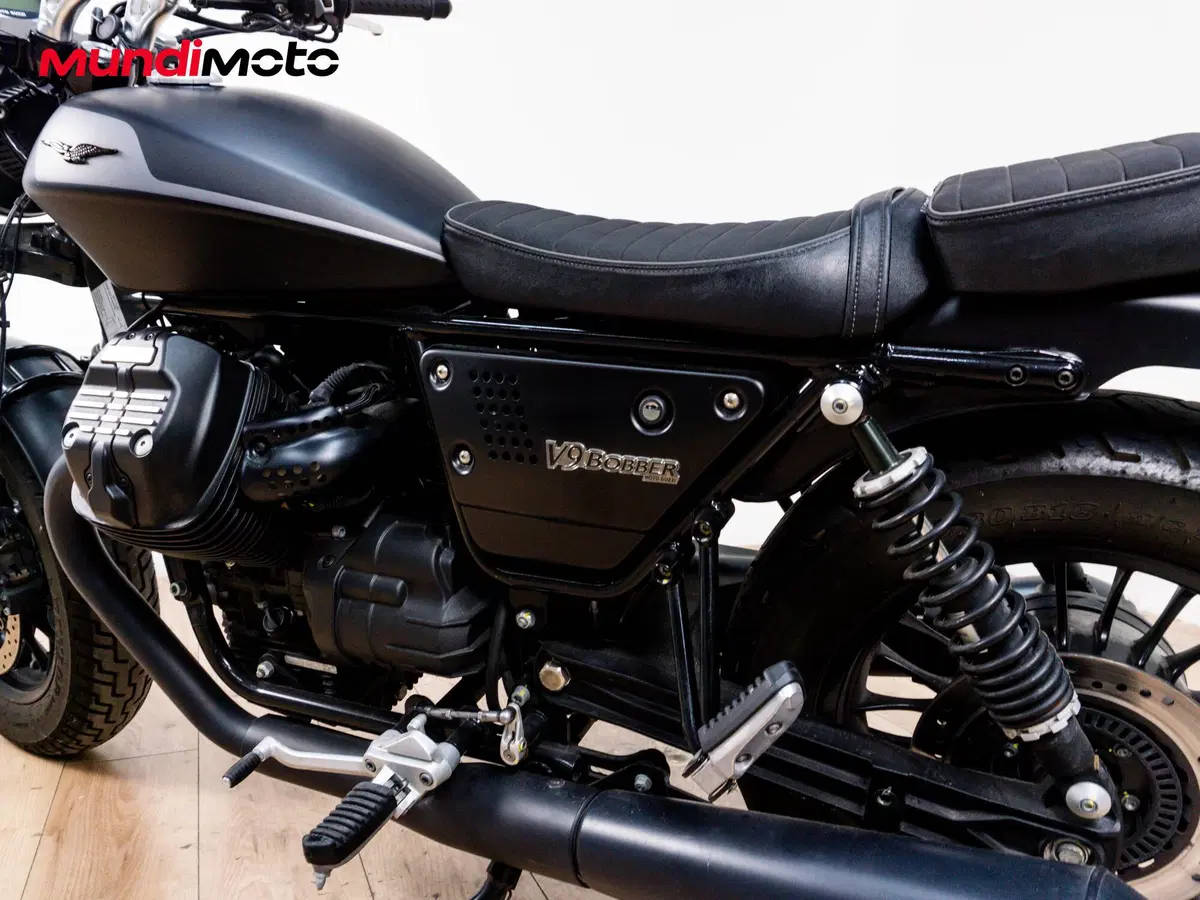 Moto Guzzi V9 Bobber (2016 - 18) (10)