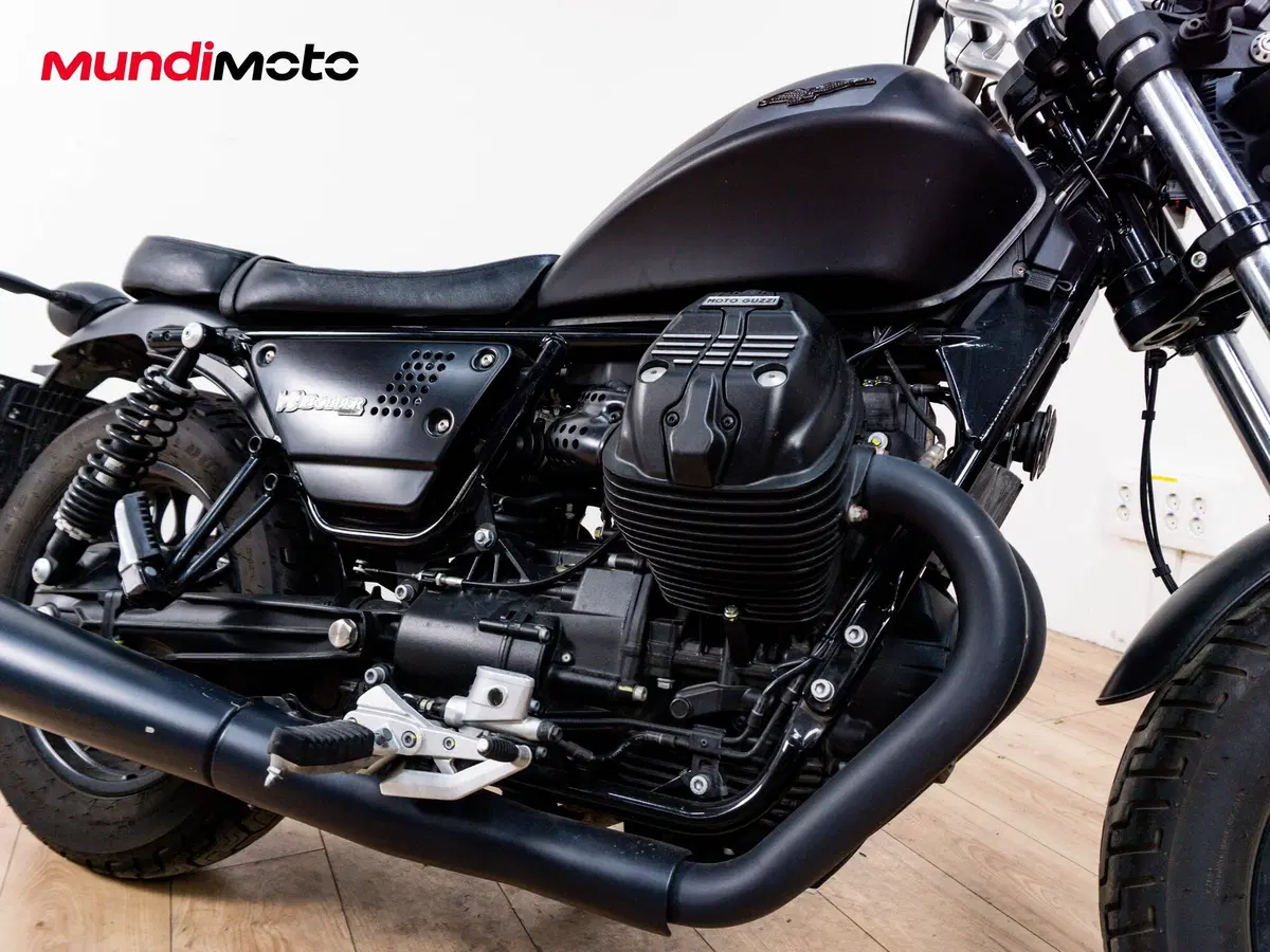 Moto Guzzi V9 Bobber (2016 - 18) (5)