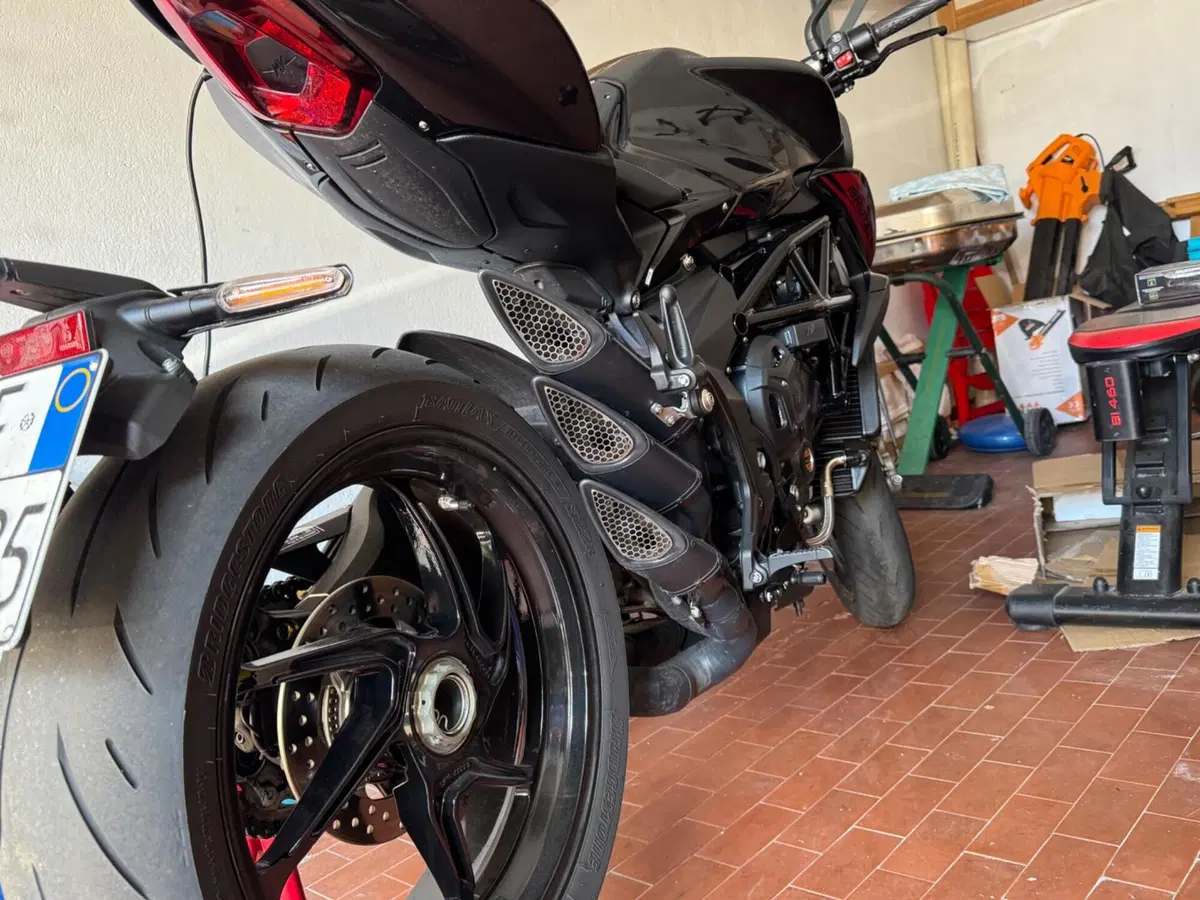 MV Agusta Brutale 800 R (2023 - 25) (3)