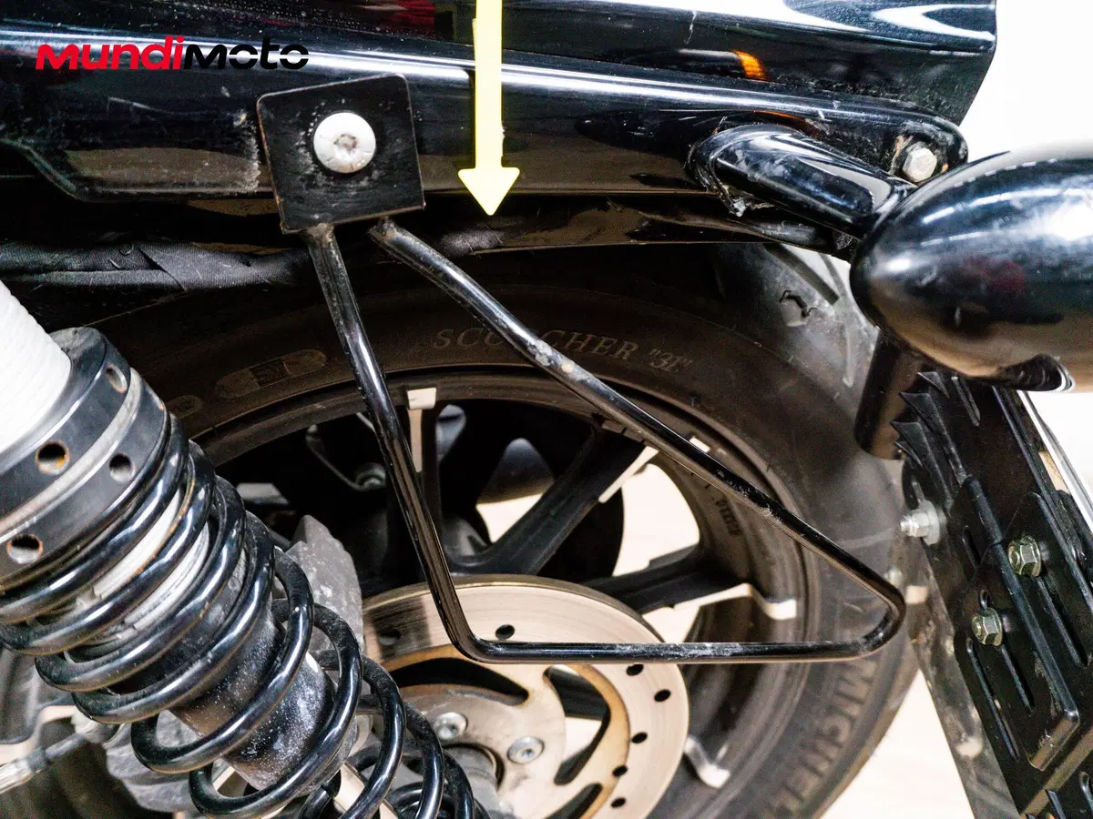 Harley-Davidson 883 Iron (2009 - 11) - XL 883N (16)