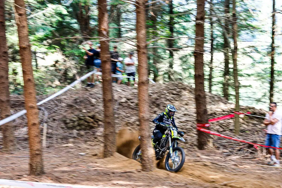 EnduroGP26 #12 Francia D2. Regolamento di conti, e Josep Garcia, KTM, è doppio Campione del Mondo. Spettacolo dell’Enduro [VIDEO] (10)