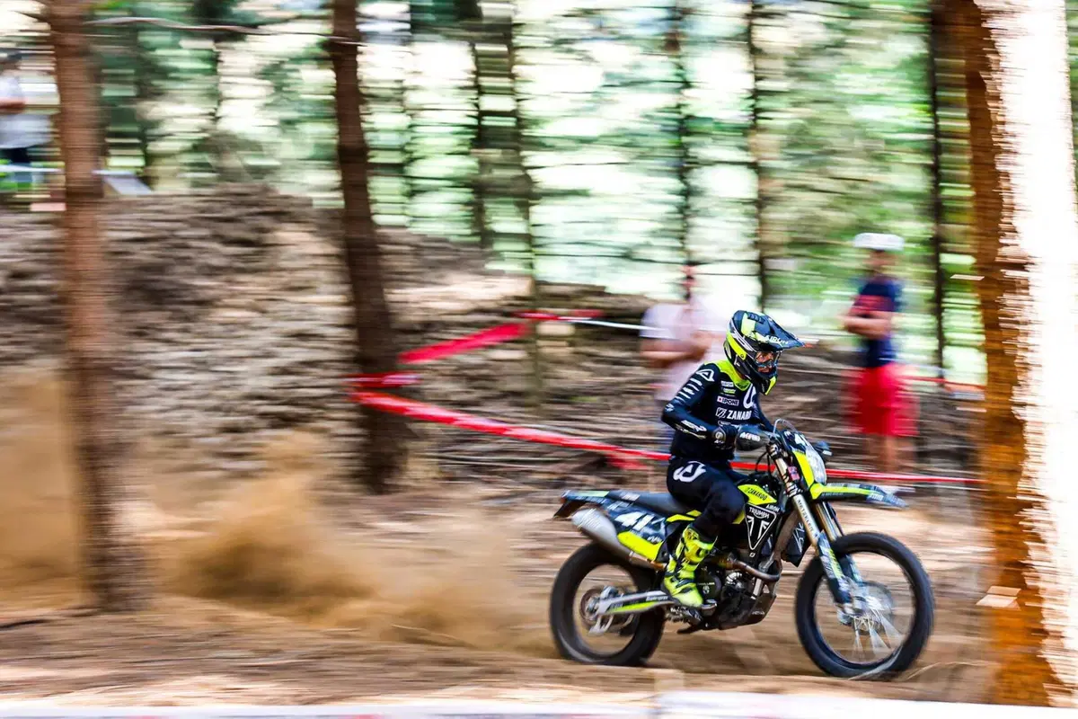 EnduroGP26 #12 Francia D2. Regolamento di conti, e Josep Garcia, KTM, è doppio Campione del Mondo. Spettacolo dell’Enduro [VIDEO] (11)
