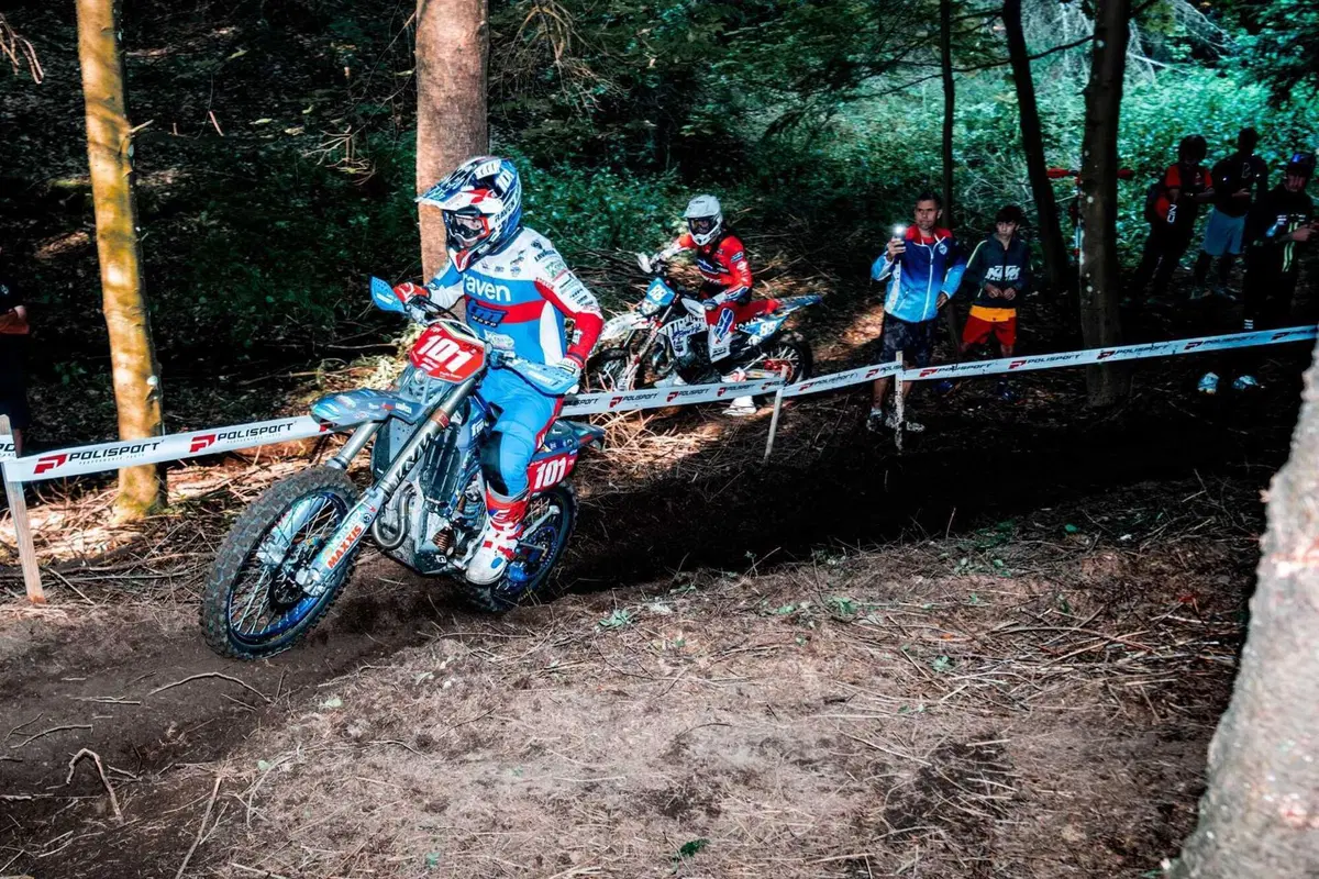 EnduroGP26 #12 Francia D2. Regolamento di conti, e Josep Garcia, KTM, è doppio Campione del Mondo. Spettacolo dell’Enduro [VIDEO] (13)