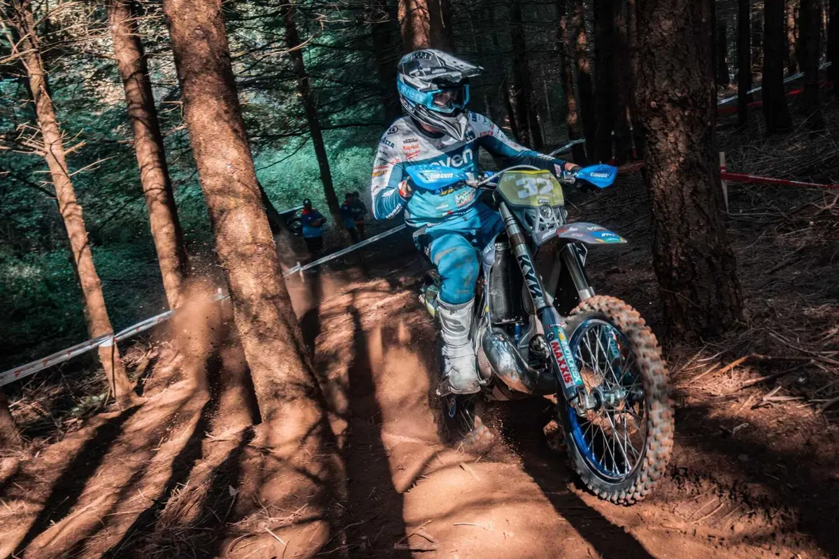 EnduroGP26 #12 Francia D2. Regolamento di conti, e Josep Garcia, KTM, è doppio Campione del Mondo. Spettacolo dell’Enduro [VIDEO] (14)