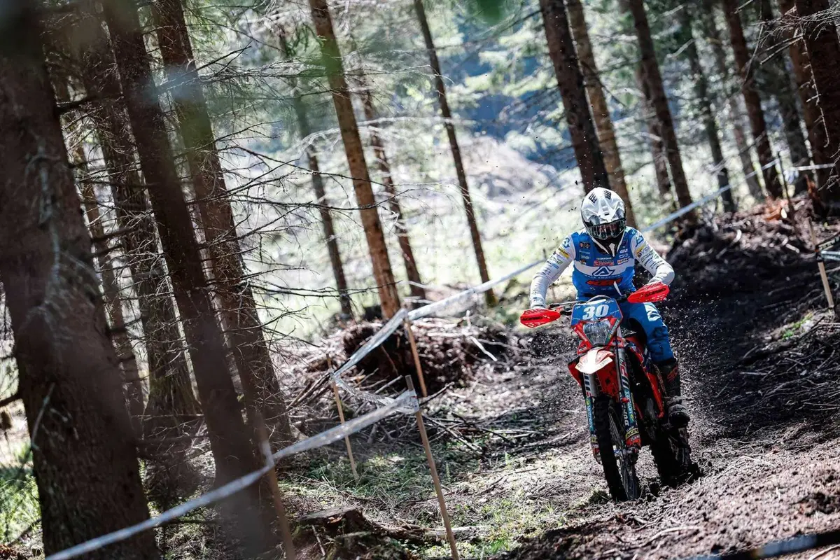 EnduroGP26 #12 Francia D2. Regolamento di conti, e Josep Garcia, KTM, è doppio Campione del Mondo. Spettacolo dell’Enduro [VIDEO] (23)