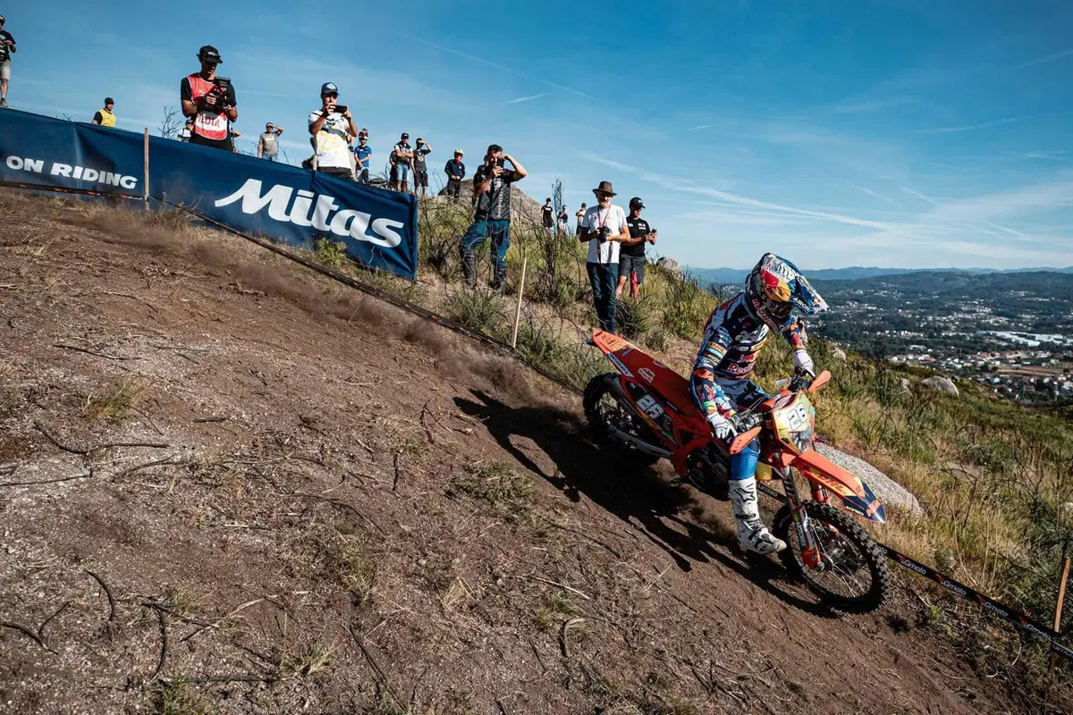 EnduroGP26 #12 Francia D2. Regolamento di conti, e Josep Garcia, KTM, è doppio Campione del Mondo. Spettacolo dell’Enduro [VIDEO] (25)