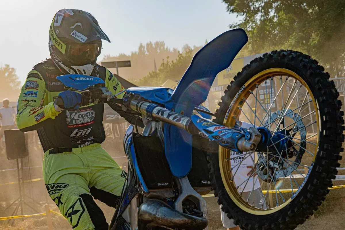 EnduroGP26 #12 Francia D2. Regolamento di conti, e Josep Garcia, KTM, è doppio Campione del Mondo. Spettacolo dell’Enduro [VIDEO] (28)