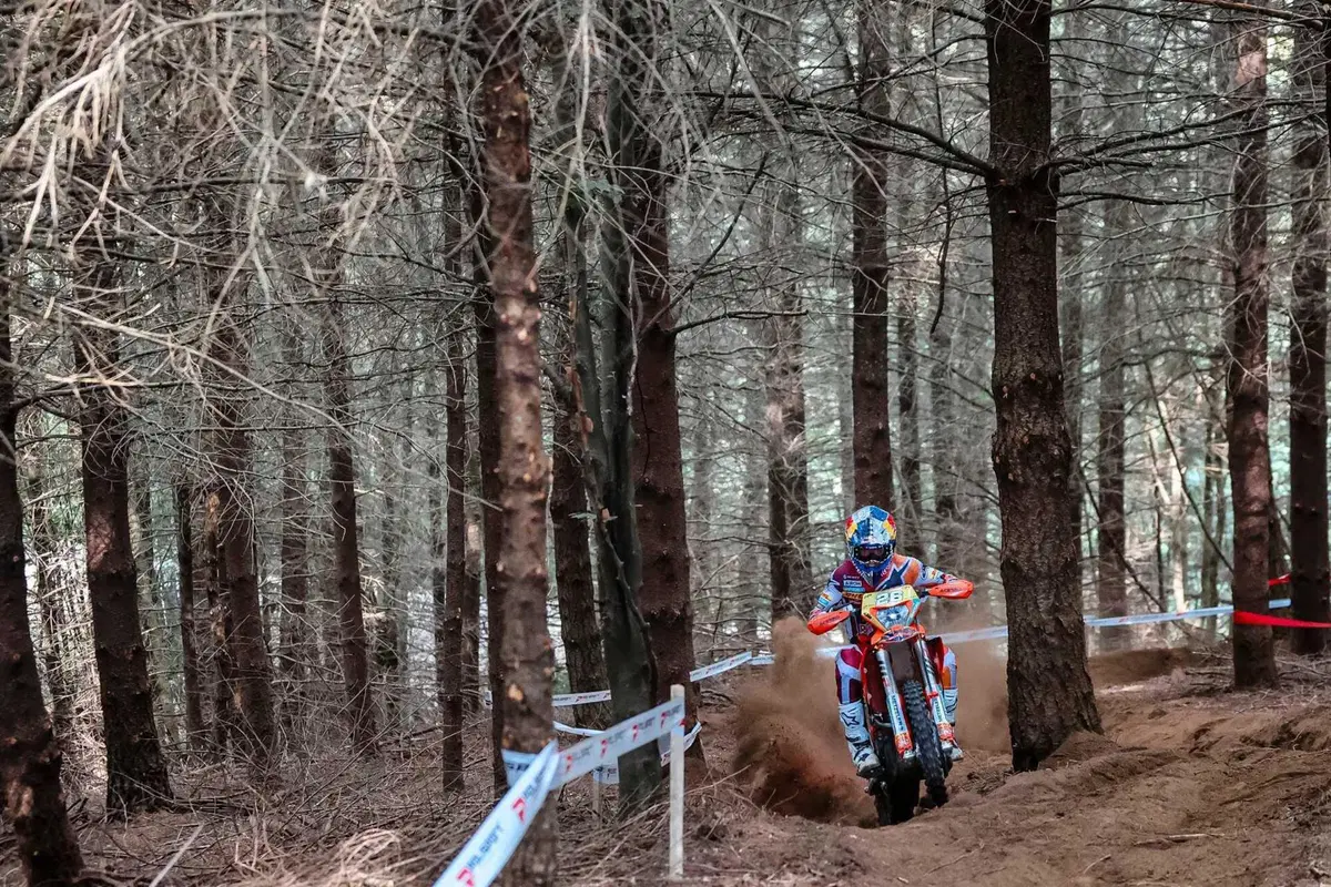 EnduroGP26 #12 Francia D2. Regolamento di conti, e Josep Garcia, KTM, è doppio Campione del Mondo. Spettacolo dell’Enduro [VIDEO] (9)