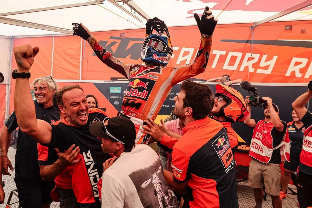EnduroGP26 #12 Francia D2. Regolamento di conti, e Josep Garcia, KTM, è doppio Campione del Mondo. Spettacolo dell’Enduro [VIDEO] (3)