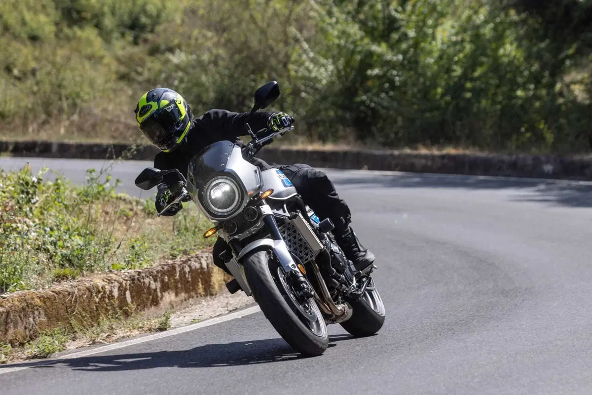 Honda CB1000F TEST: il mito degli anni '80 rivive in chiave moderna. Pregi e difetti [VIDEO E GALLERY] (3)