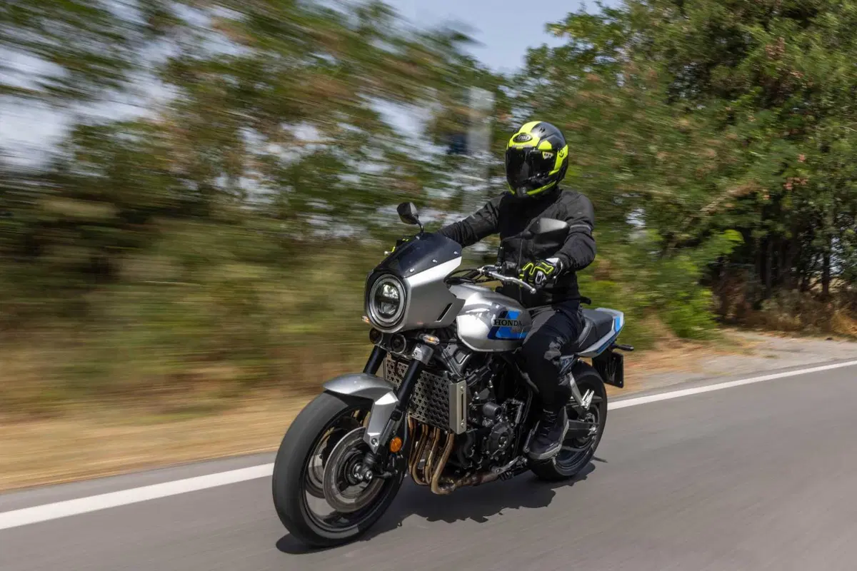 Honda CB1000F TEST: il mito degli anni '80 rivive in chiave moderna. Pregi e difetti [VIDEO E GALLERY] (6)