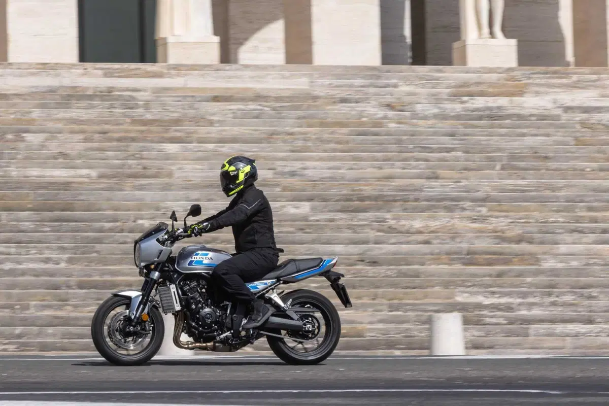 Honda CB1000F TEST: il mito degli anni '80 rivive in chiave moderna. Pregi e difetti [VIDEO E GALLERY] (9)