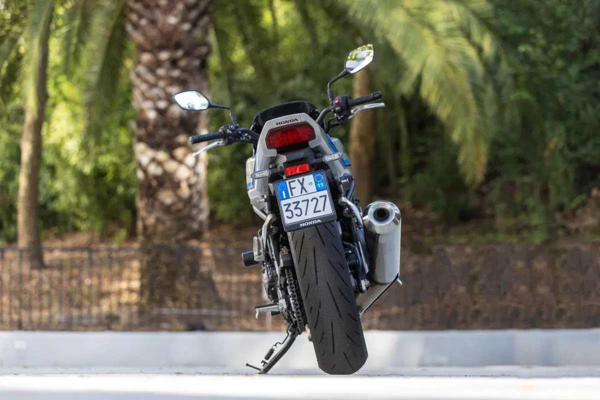 Honda CB1000F TEST: il mito degli anni '80 rivive in chiave moderna. Pregi e difetti [VIDEO E GALLERY] (11)