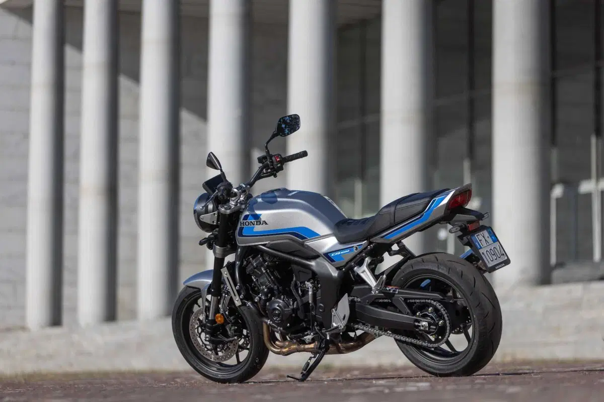 Honda CB1000F TEST: il mito degli anni '80 rivive in chiave moderna. Pregi e difetti [VIDEO E GALLERY] (21)