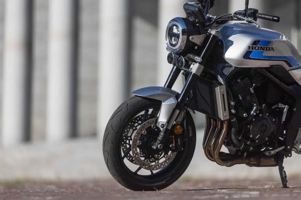 Honda CB1000F TEST: il mito degli anni '80 rivive in chiave moderna. Pregi e difetti [VIDEO E GALLERY] (24)