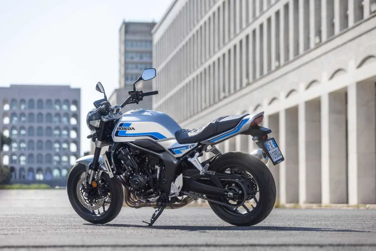 Honda CB1000F TEST: il mito degli anni '80 rivive in chiave moderna. Pregi e difetti [VIDEO E GALLERY] (32)