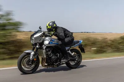 Honda CB1000F TEST: il mito degli anni '80 rivive in chiave moderna. Pregi e difetti [GALLERY]