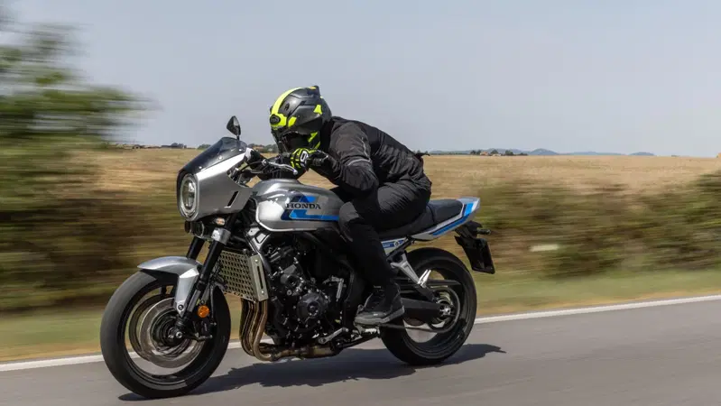 Honda CB1000F TEST: il mito degli anni '80 rivive in chiave moderna. Pregi e difetti [GALLERY]