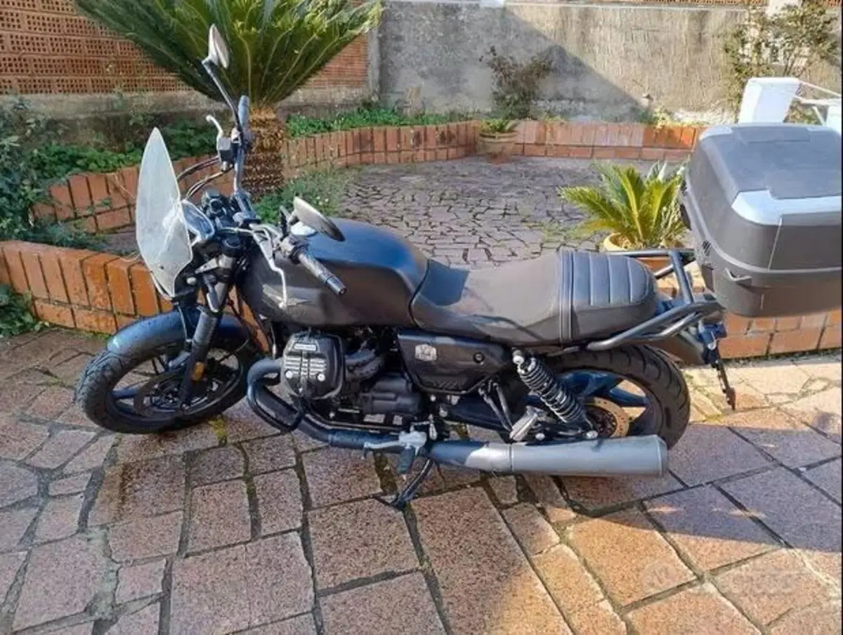 Moto Guzzi V7 Stone (2025 - 26)