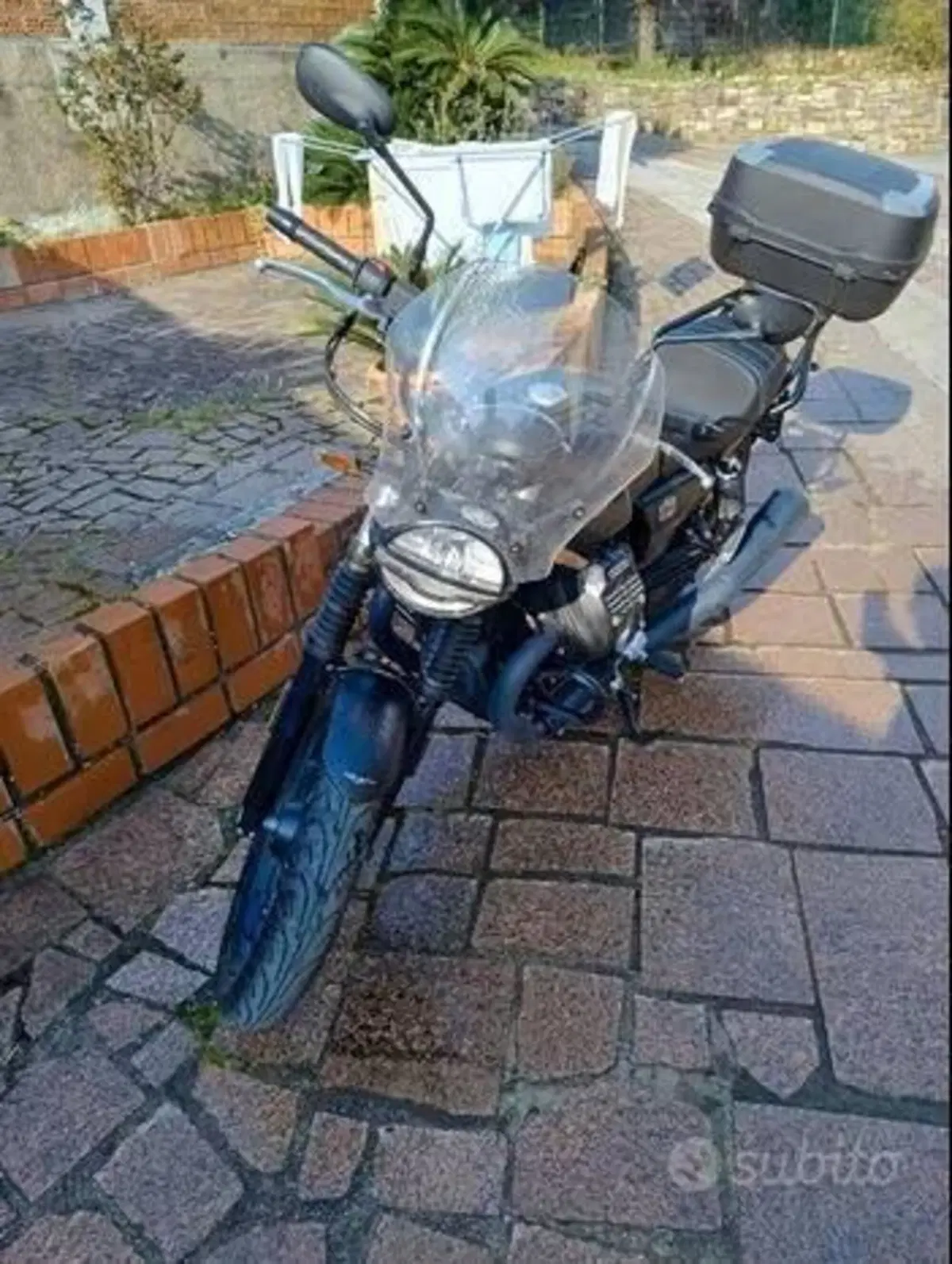 Moto Guzzi V7 Stone (2025 - 26) (2)