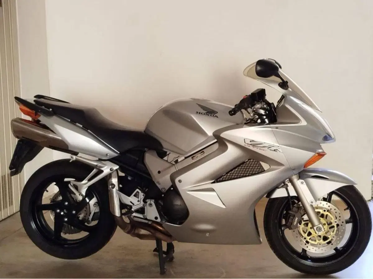 Honda VFR 800 (2002 - 05) (2)