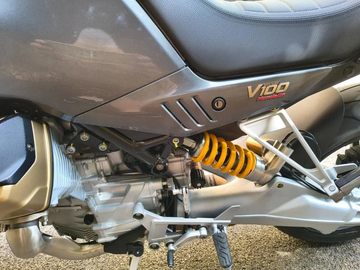 Moto Guzzi V100 Mandello S (2025 - 26) (4)