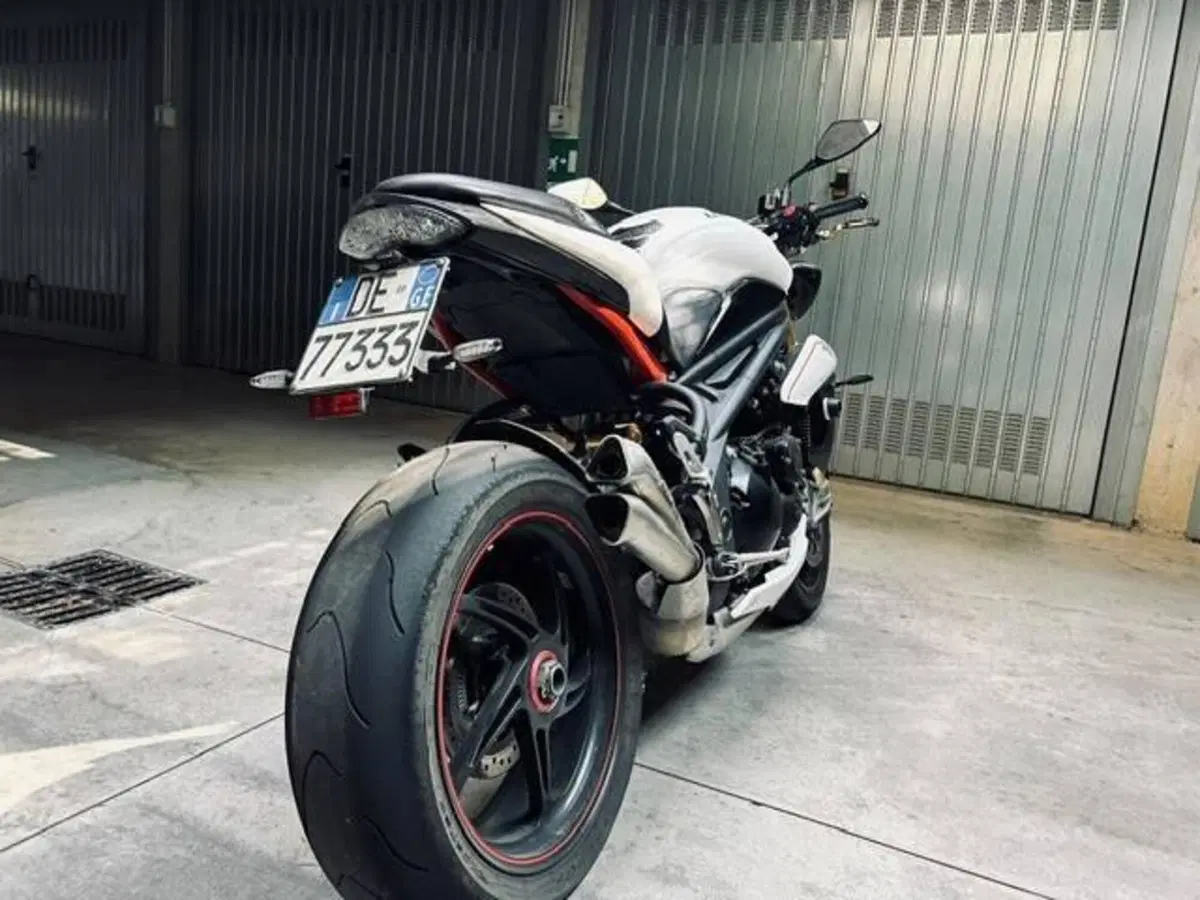 Triumph Speed Triple 1050 R ABS (2011 - 15) (4)