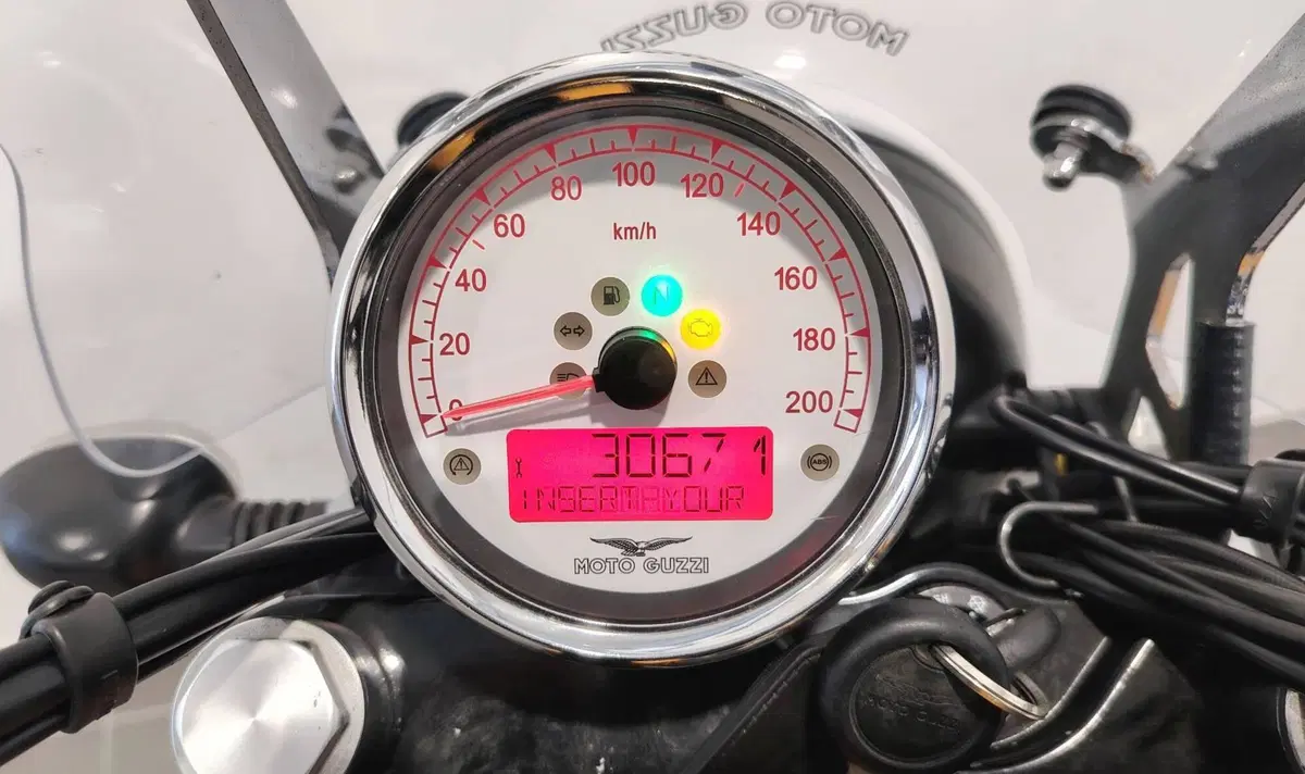 Moto Guzzi V9 Roamer (2016 - 18) (14)