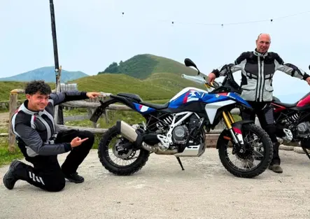 Due generazioni, una moto: BMW F 450 GS unisce nella voglia d'avventura [VIDEO]