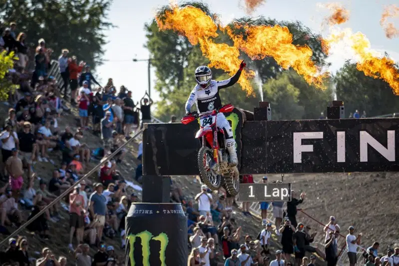 Jeffrey Herlings festeggia la sua vittoria numero 118 di GP. Incredibile.