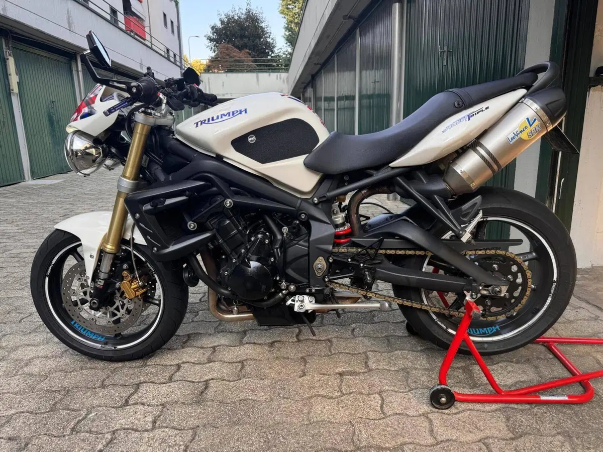 Triumph Street Triple (2007 - 12) (17)